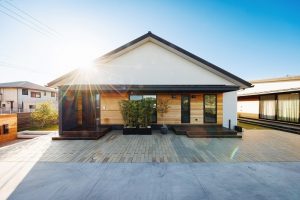 三角屋根が印象的な平屋の邸宅